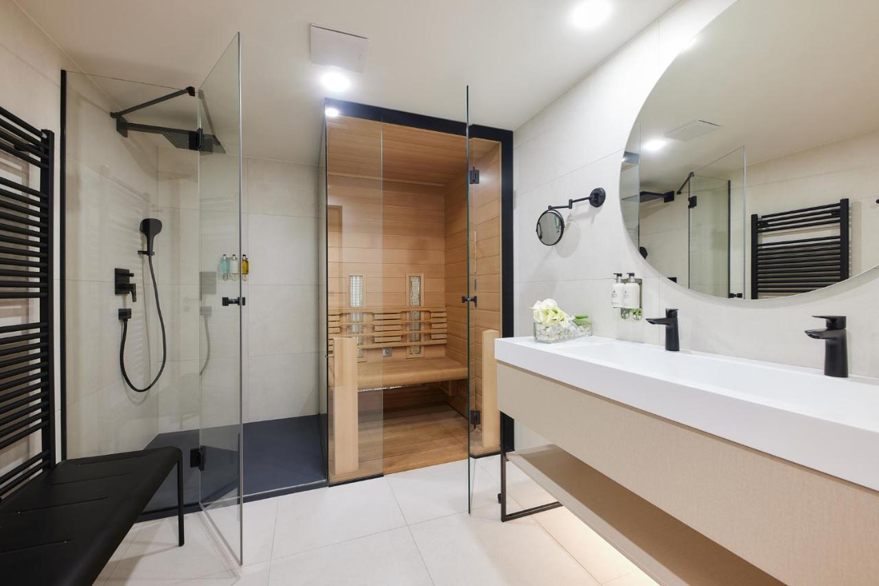 Lua Resort - Adults Only Balatonfüred Extérieur photo A modern bathroom with a shower and sauna