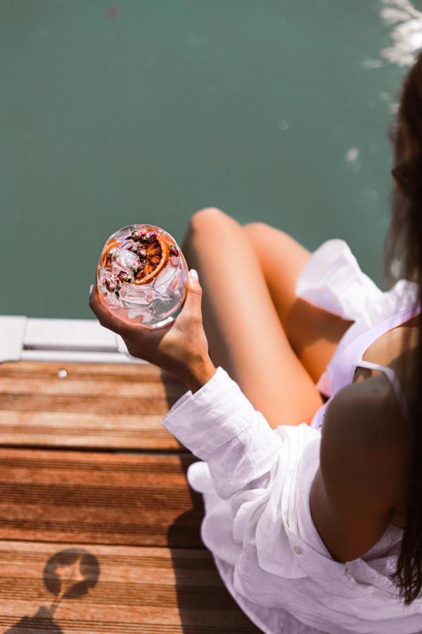 Lua Resort - Adults Only Balatonfüred Extérieur photo A woman holding a glass of vermouth