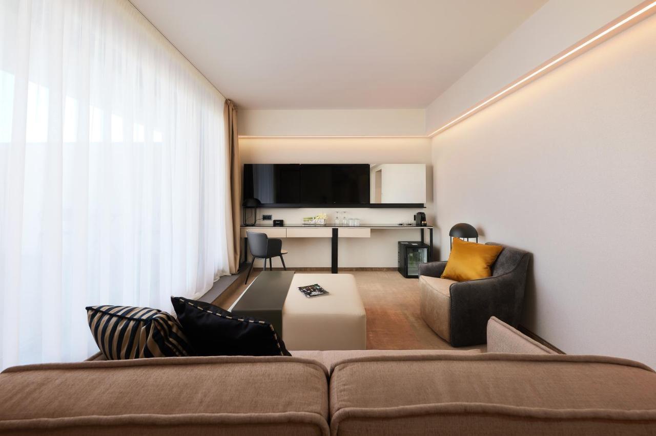 Lua Resort - Adults Only Balatonfüred Extérieur photo A living room with indirect lighting